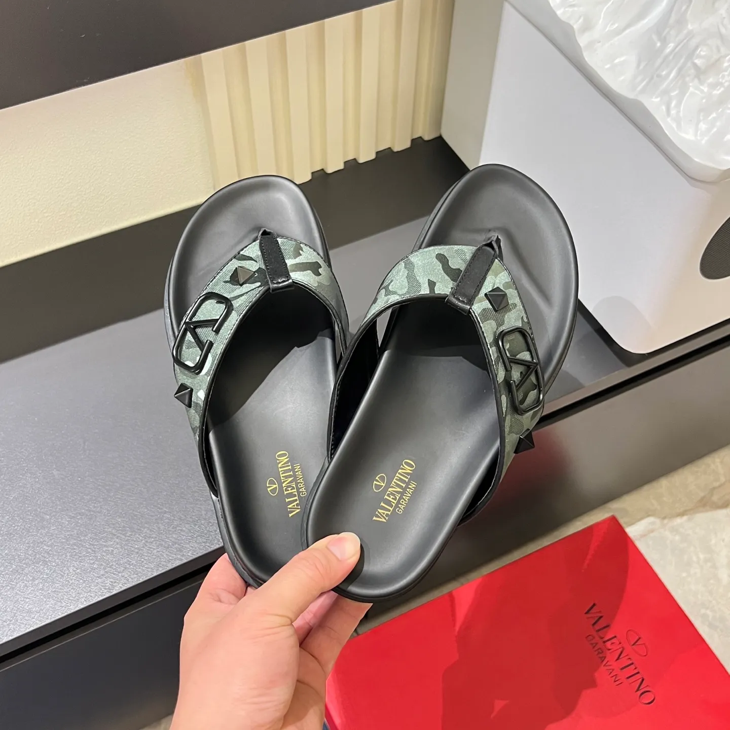 p300《VALENTINO》Warren Men🧍‍♂️Spring and Summer New Style. Cowhide logo flat slippers, elegant sandals, the same style worn by celebrities, original molding, imported calfskin. Rubber outsole. Soft and durable, full set of counter packaging, 38-44!